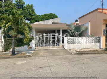 Casa · 3 Recámaras · 1 Estacionamiento · Casa en Renta en Jardines de Tuxpan, Tuxpan, Ver.