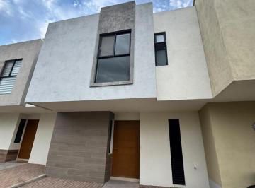 Casa · 140m² · 2 Recámaras · 2 Estacionamientos · Casa en Renta en Zakia con Amenidades