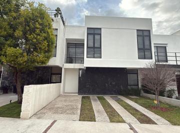 Casa · 200m² · 3 Recámaras · 2 Estacionamientos · Casa en Renta en Cañadas del Arroyo Tres Plantas