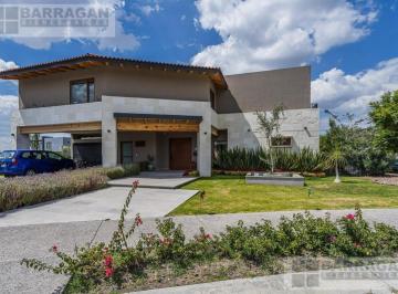 Casa de 4 habitaciones, Querétaro · Casa con Recámara en Planta Baja y Alberca en El Campanario