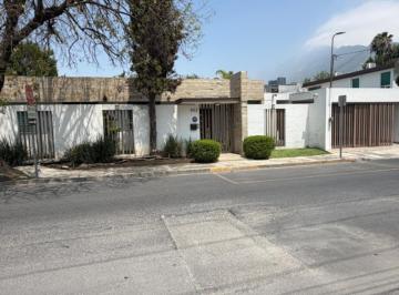 1 · Casa en Venta de Una Planta en del Valle, San Pedro Garza García - Amplia y Cómoda