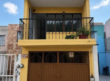 Casa · 2 Recámaras · 1 Estacionamiento · Casa en Calle