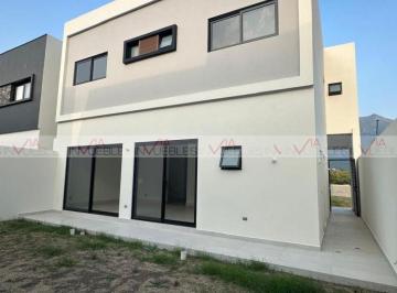 Casa · 242m² · 3 Recámaras · 3 Estacionamientos · Casa en Venta en Santiago