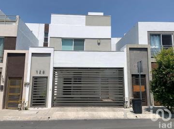 Casa · 224m² · 3 Recámaras · 2 Estacionamientos · Casa en Privadas del Canadá