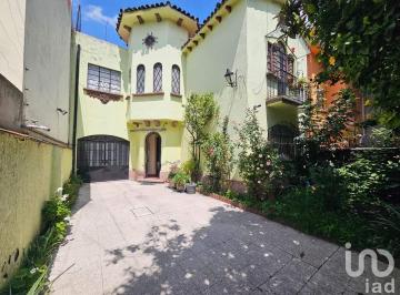 Casa · 330m² · 5 Recámaras · 5 Estacionamientos · Casa con Uso de Suelo en Venta en Narvarte, Benito Juárez, Cdmx.