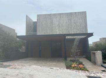 Casa · 238m² · 4 Recámaras · 2 Estacionamientos · Casa Nueva en Venta en Altozano Querétaro