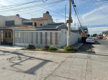 Casa de 3 habitaciones, Aguascalientes · Renta Casa en Esquina con Local Comercial