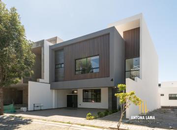 Casa · 258m² · 4 Recámaras · 2 Estacionamientos · Casa en Venta en Parque Colima, Lomas de Angelópolis