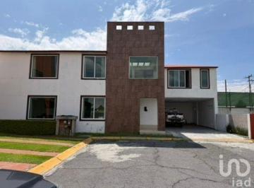 Casa · 340m² · 4 Recámaras · 4 Estacionamientos · Casa en Venta en Ex Hacienda San José