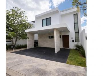 1 · Casa en Venta con Paneles Solares Privada Zendera Conkal