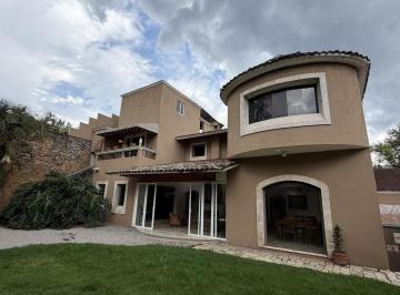 Casa · 340m² · Casa en Renta en Rancho Cortes