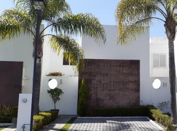 2 estacionamientos · Hermosa Casa en Condominio en Juriquilla