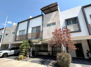 Casa en condominio · 186m² · 4 Recámaras · 2 Estacionamientos · Casa en Venta de 3 Niveles en Fracc. Trento Residencial