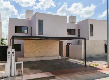 1 · Casa en Esquina en Venta con Amenidades en Privada Gran San Pedro Cholul Merida