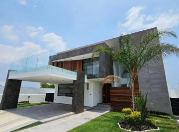 Casa · 480m² · 5 Recámaras · 2 Estacionamientos · Venta de Residencia con Alberca en Lomas de Cocoyoc