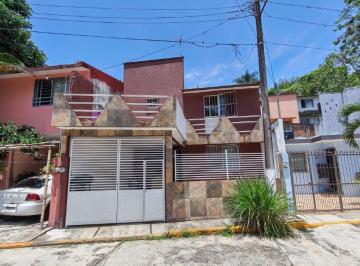 Casa de 3 habitaciones, Córdoba · Casa en Venta a 5 Minutos de Plaza Crystal en Cordoba, Ver.