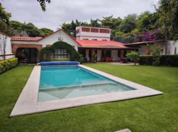 Casa · 386m² · 6 Recámaras · 4 Estacionamientos · Casa de un Nivel con Gran Jardín y Alberca en Huertas del Llano, Jiutepec