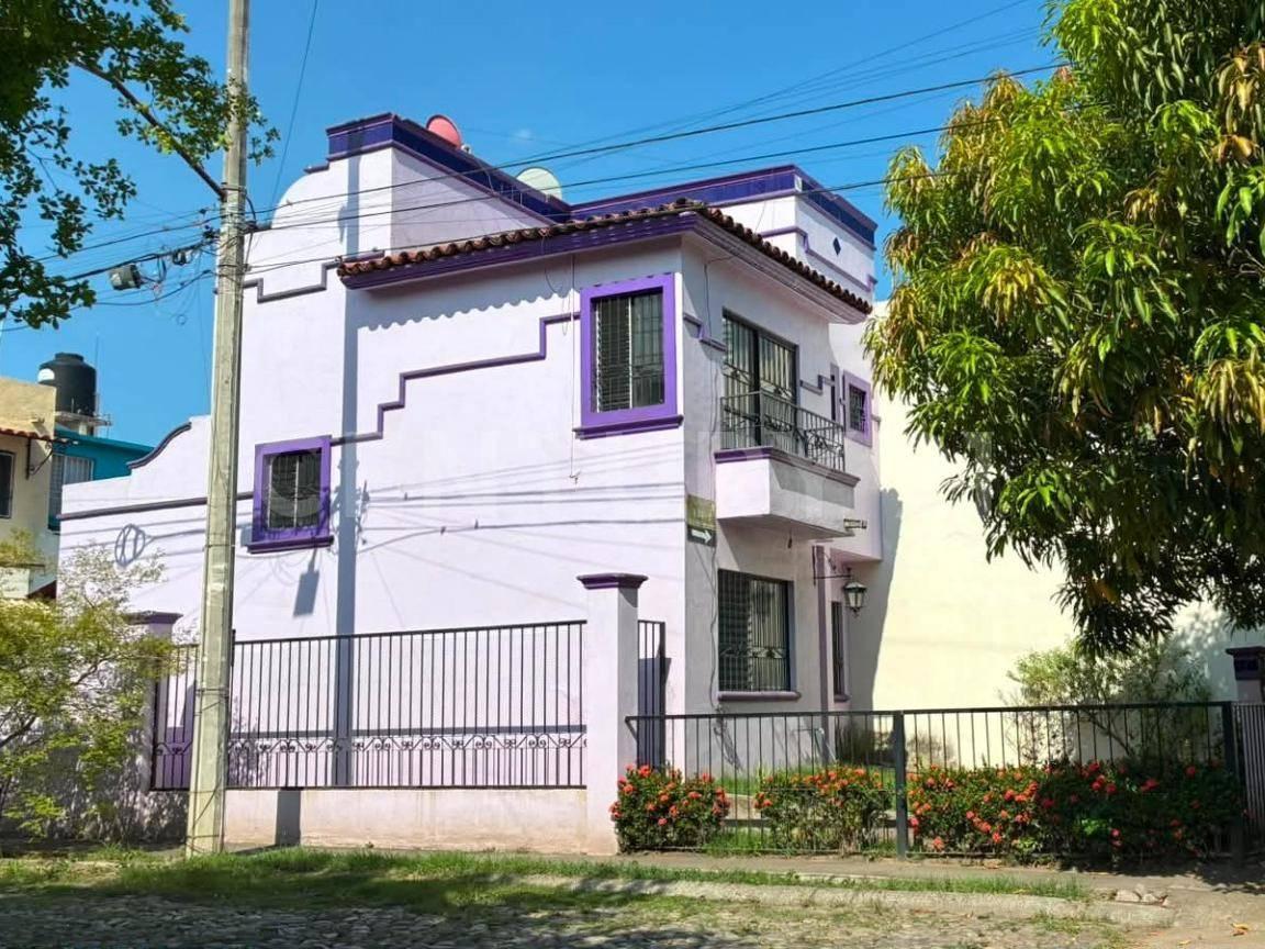 House for Sale on Corner Lot in Jardines del Llano Subdivision, Villa de Álvarez, Colima.