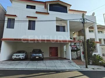 Casa · 584m² · 5 Recámaras · 3 Estacionamientos · Casa en Venta Colonial de La Sierra