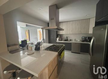 Casa · 370m² · 5 Recámaras · 1 Estacionamiento · Casa en Venta con Acabados de Lujo Letran Valle