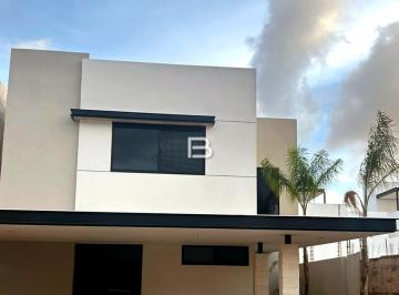 Casa · 320m² · 5 Recámaras · 3 Estacionamientos · Casa en Venta en Via Cumbres en Cancun