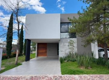 Casa de 4 habitaciones, León · Casa Nueva en Venta en La Campiña del Bosque Zona Norte Ubicada en Esquina con Rec. Planta Baja.