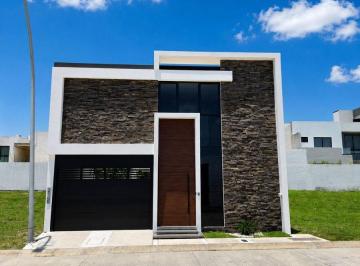 Casa · 216m² · 4 Recámaras · 2 Estacionamientos · Venta de Casa en Punto Lomas de 4 Habitaciones