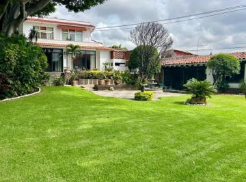 Casa · 709m² · 8 Recámaras · 6 Estacionamientos · Casa en Fraccionamiento Lomas de Atzingo