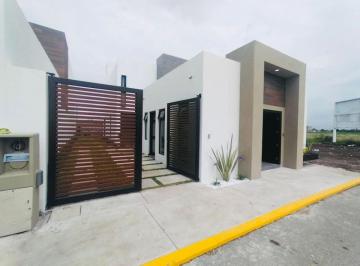 Casa de 3 habitaciones, Metepec · Casa con Local Comercial