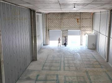 Bodega comercial · 300m² · 4 Recámaras · 2 Estacionamientos · Bodega Comercial de 300 m² con Oficina Adecuada Playa del Carmen