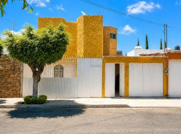 Casa en venta ubicada en Celaya, ideal para quienes buscan un hogar funcional co · Casa en Venta Nuevo Celaya