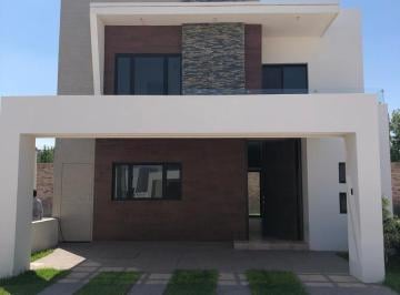 Casa · 237m² · 3 Recámaras · 2 Estacionamientos · Casa en Altozano Cir. Ciruelas