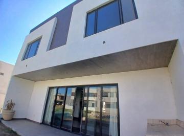 Casa · 242m² · 3 Recámaras · 1 Estacionamiento · Cir. Ciruelas, Altozano Nva Laguna Lote 121