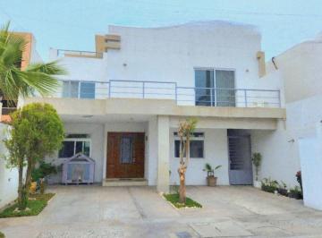 Casa · 346m² · 4 Recámaras · 2 Estacionamientos · Casa en Venta Los Reales Precio Especial!