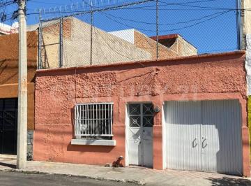 Casa · 303m² · 4 Recámaras · 1 Estacionamiento · Casa en Renta en Quinta Velarde, Guadalajara.
