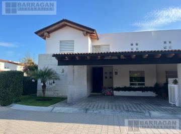 Casa en condominio · 350m² · 3 Recámaras · 2 Estacionamientos · Casa en Renta Lomas del Campanario I, Privada Cerrada con Amenidades