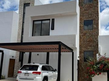 Casa · 225m² · 3 Recámaras · 2 Estacionamientos · Casa en Renta, Residencial Río, 3 Recamaras, Amplios Espacios, Cancún