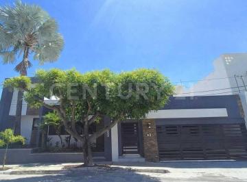 Casa · 445m² · 5 Recámaras · 2 Estacionamientos · Casa en Venta en Jardines Vista Hermosa, Colima.