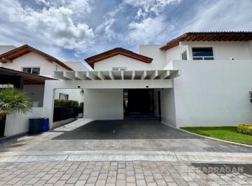 Casa · 380m² · 3 Recámaras · 2 Estacionamientos · Casa en Venta en Lomas del Campanario III, Querétaro
