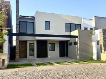 Casa · 330m² · 3 Recámaras · 3 Estacionamientos · Casa en Arco de Piedra