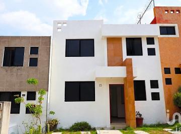 Casa · 104m² · 3 Recámaras · 2 Estacionamientos · Se Renta Casa en Fracc. Lomas del Valle con 120 m²