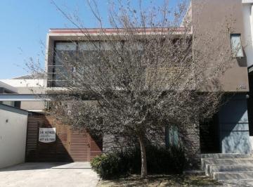 Casa de 4 habitaciones, León · Casa en Venta en León, Gto. Lomas del Molino II, 229.41 m² de Terreno, 279 m² de Construcción