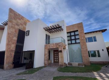 Casa · 450m² · 5 Recámaras · 2 Estacionamientos · Casa con Acabados Finos en Venta en Las Villas, Torreón Coahuila