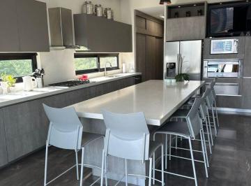 Casa de 3 habitaciones, San Pedro Garza García · Residencia en Privanzas (Junto a Parque), Alberca, Jardín y 5 Cocheras