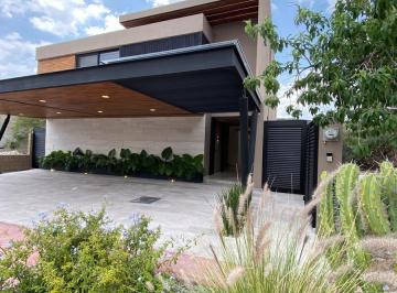 Casa · 442m² · 4 Recámaras · 4 Estacionamientos · Casa en Venta en Altozano, Condominio Terral