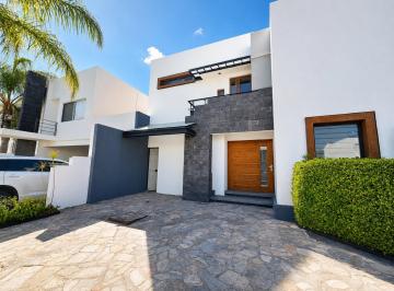 Casa en condominio · 3 Recámaras · 3 Estacionamientos · Casa en Condominio - Fraccionamiento Cumbres del Lago