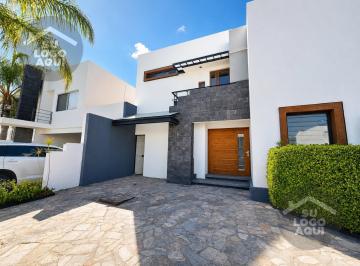 Casa en condominio · 240m² · 3 Recámaras · 3 Estacionamientos · Casa en Condominio - Fraccionamiento Cumbres del Lago