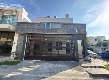 Casa · 222m² · 3 Recámaras · 2 Estacionamientos · Casa en Esquina en Venta en Cumbres San Agustin