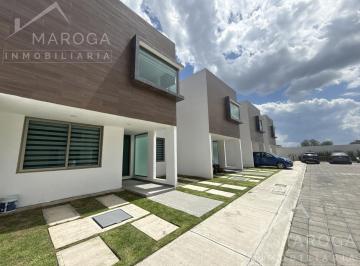 Casa · 200m² · 4 Recámaras · 2 Estacionamientos · Casa de Tres Niveles con Rooftop