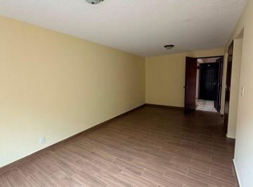 Remodelado. Tiene pisos de loseta cerámica imitación madera, toda la carpintería · Departamento en Renta